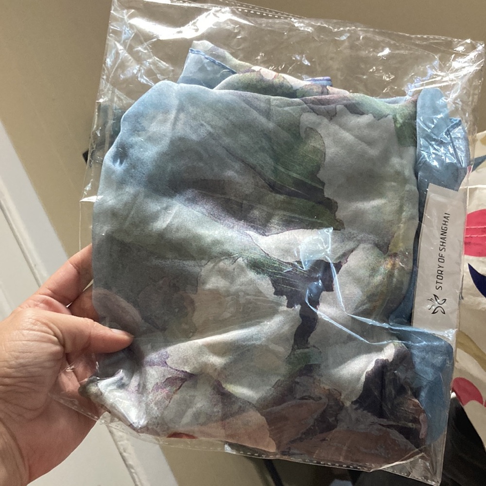 NWT STORY OF SHANGHAI SCARF
